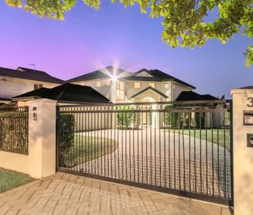 31 Clipper Boulevard, Clear Island Waters QLD 4226 - House For Rent... - Photo 3