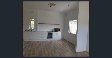 Modern 3B home in Findon, SA - Photo 3