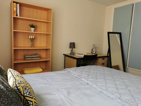 3 bedroom flat to rent - Photo 4