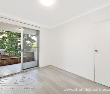 Bright 2 bedroom unit - Photo 1