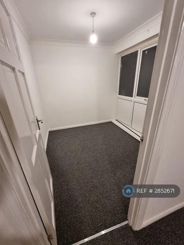 3 bedroom flat to rent - Photo 2