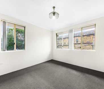 FRESHLY PAINTED 2 BEDROOM UNIT WITH SPLIT SYSTEM AND GAS COOK TOP! - Photo 4