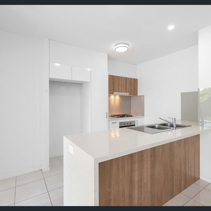 PARKSIDE 2 BEDROOM, 2 BATHROOM UNIT WITH LIFT ACCESS ! - Photo 1