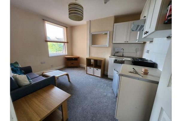 1 bedroom in a house share to rent - Photo 1