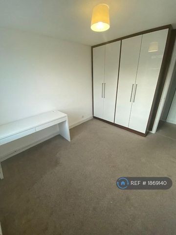 3 bedroom flat to rent - Photo 2