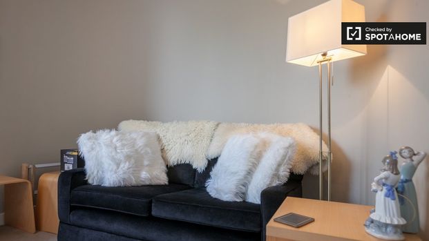 Comfortable room for rent in 3-bedroom apartment in Rathgar - Photo 1