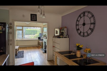 3 bedroom semi-detached house to rent - Photo 5