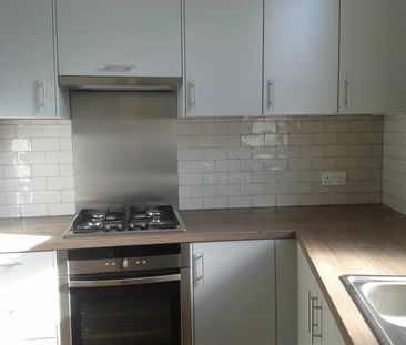 2 Bed Flat, Henniker Gardens, E6 - Photo 1