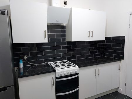 Room in a Shared House, Kenilworth Avenue, RG30 - Photo 5