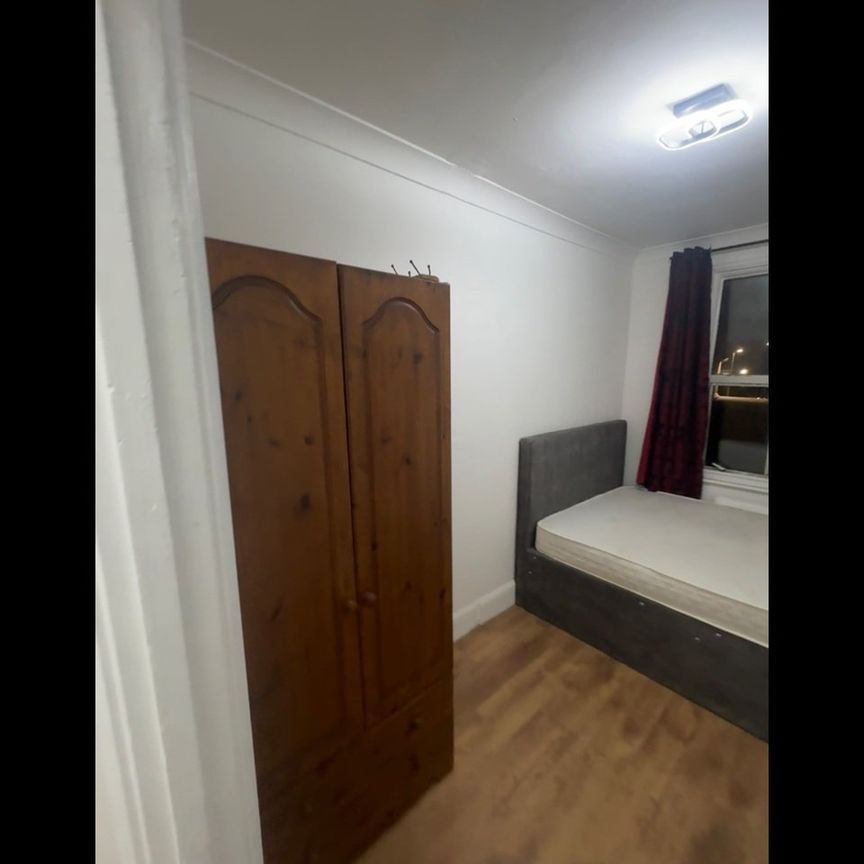 Room in a Shared House, Hermit Road, E16 - Photo 1