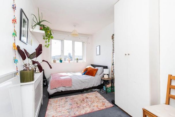 Arranged over 2 floors in the De Beauvoir area is this 2 bed plus study - Photo 1