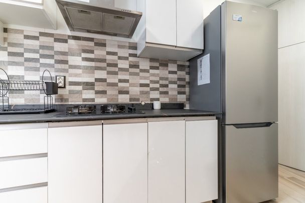 Bright room in Puerta del Angel - Photo 1