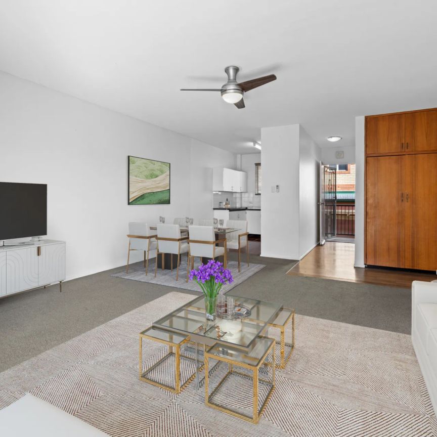 Well-Presented Two-Bedroom Apartment with City Views - Photo 1