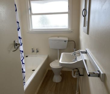 Front unit in Linwood with fenced courtyard. - Photo 5