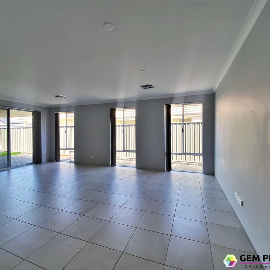 4x2 + Theatre + Games Room! - Photo 1