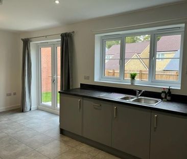 3 bedroom semi-detached house to rent - Photo 6