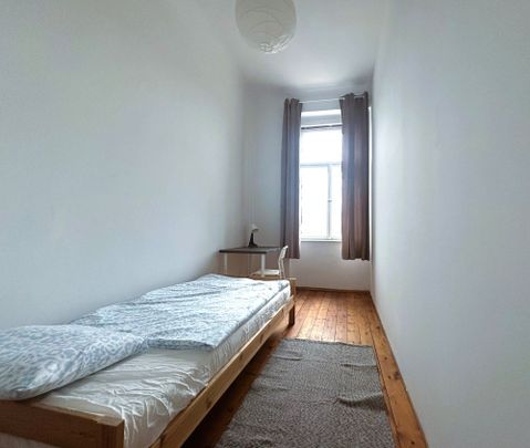 Pěkný zařízený pokoj k pronájmu v Praze 6 nedaleko metra Malostranská - Fotografie 1