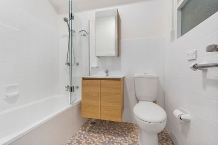 Refurbished One Bedroom Apartment in Great Location - Photo 3