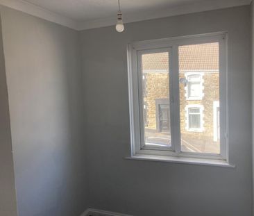 3 bedroom end of terrace house to rent - Photo 2