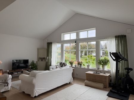 Nybyggd vinkelvilla med tre sovrum och solcellsanläggning i natursköna Landvetter! - Photo 3