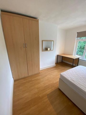 5 bedroom end of terrace house to rent - Photo 2