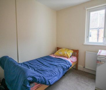 3 bedroom flat to rent - Photo 3