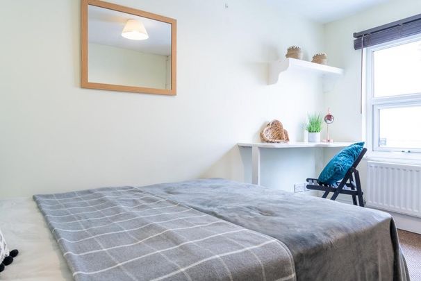 8 bedroom house to rent - Photo 1