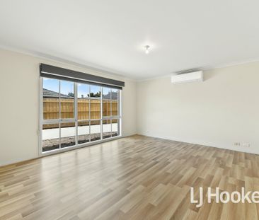 Hop, skip & jump to town - Photo 2