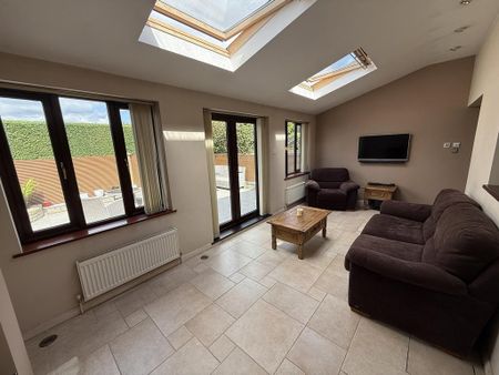 4 bedroom semi-detached house to rent - Photo 2