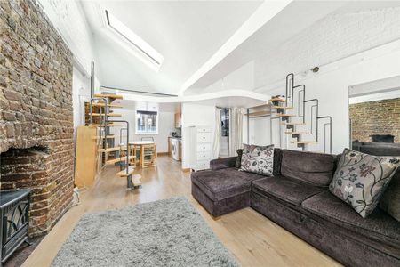 Bright top floor studio flat located within 300 metres from Regent's Park - Photo 4