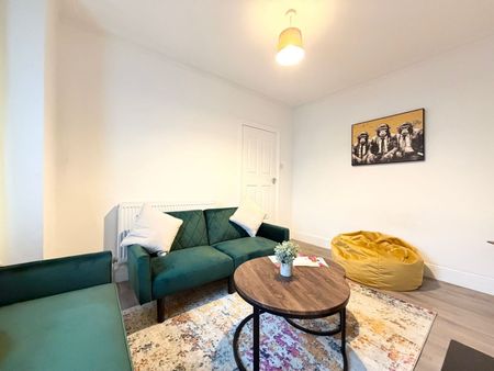 3 Bed Terraced House, Curzon Street, RG30 - Photo 2