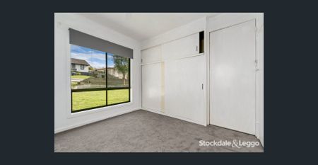 Freshly painted, new floor coverings & window furnishings - Photo 4