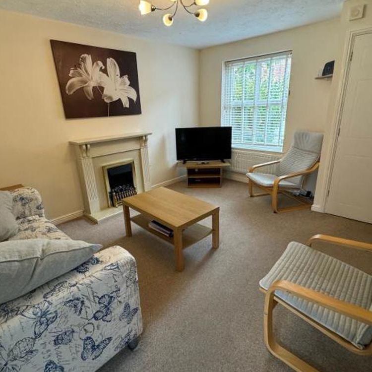 ** STUDENT HOUSE ** Immaculate four bedroom student house available on a furnished basis with bills (electricity, gas, water, internet and TV license) included in the rent. - Photo 1