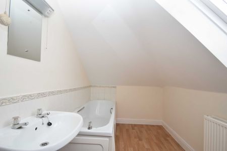 2 bed apartment to rent in Royal Avenue, Scarborough, YO11 - Photo 3