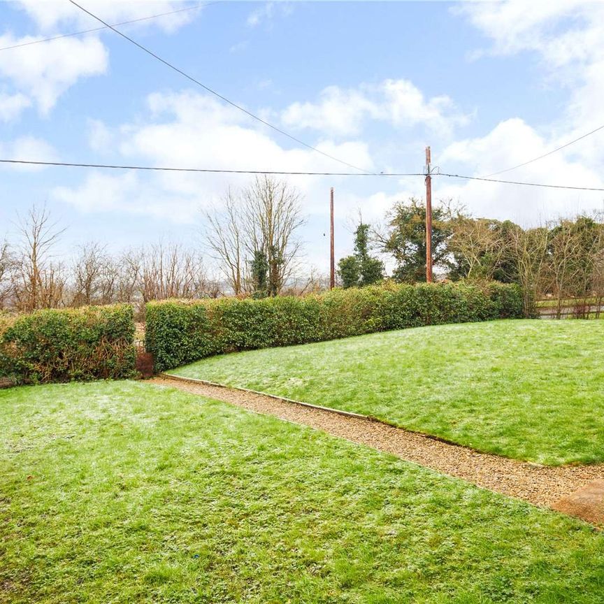 Newly decorated three-bedroom cottage in Elsfield - Photo 1