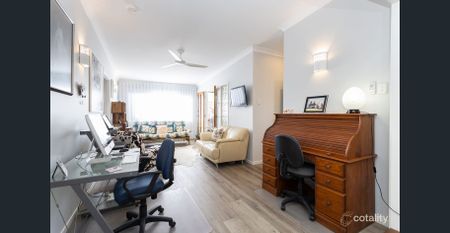 Country Feel in Suburbia - 3 Bedroom Family Home - Photo 5