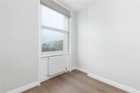 A spacious three double bedroom flat set over two floors with high spec finish, wood flooring and contemporary kitchen and bathrooms. - Photo 5