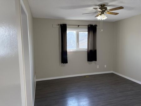 Beautiful 5 Bedroom Home in Eastview! - Photo 5