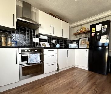 Clifton Road, Worthing, BN11 2 bedroom maisonette to rent - Photo 1