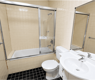 Spacious 3-Bedroom Townhouse - Prime Homebush Location (4/1 Ismay A... - Photo 6