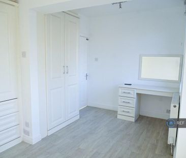 4 bedroom semi-detached house to rent - Photo 4