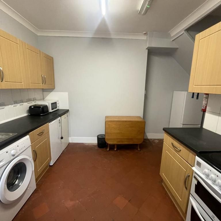 6 bedroom house to rent - Photo 1