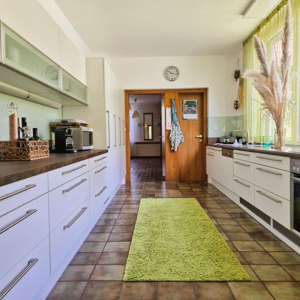 Großzügiger Bungalow mit Gebirgsblick und Außenpool im Herzen von Leonding! 250 m² WNFL, Grund 2.156 m², Doppelgarage! - Photo 1