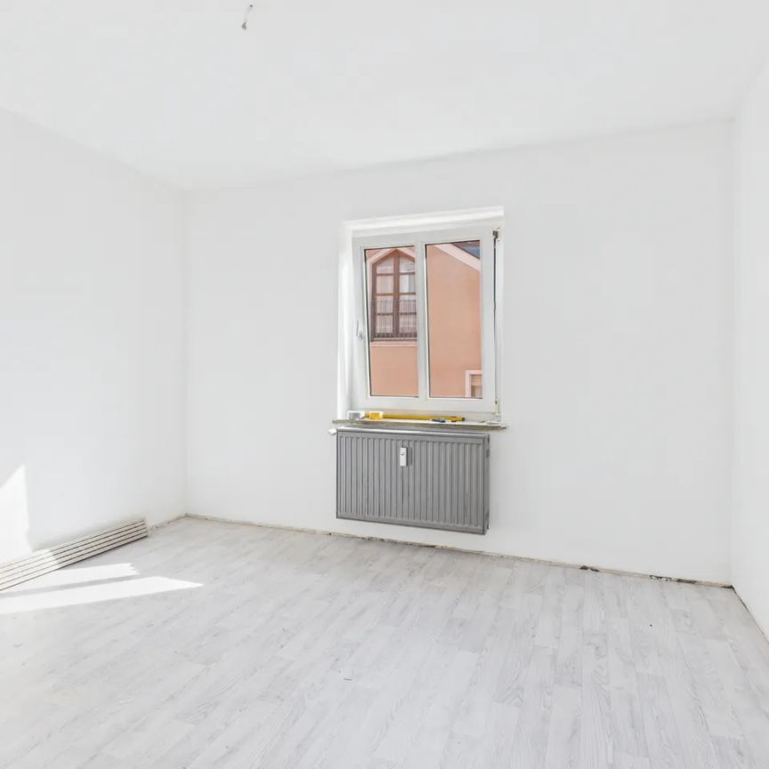 Geräumige 3-Zimmer-Wohnung in älterem Gebäude inmitten des Marktes Kösching, direkt am Marktplatz! - Foto 1