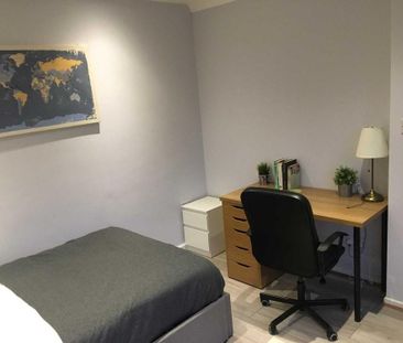 4 bedroom semi-detached house to rent - Photo 2