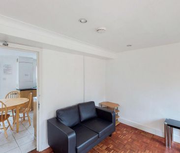 4 bedroom flat to rent - Photo 1