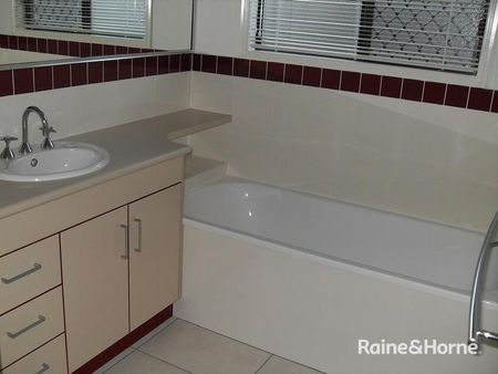 4 BEDROOM HOME GLENELLA - Photo 4
