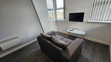 1 bed Studio - To Let - Photo 3