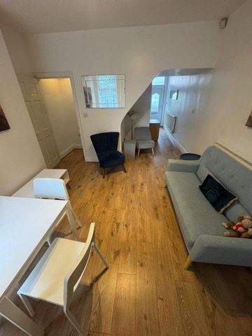 4 bedroom flat to rent - Photo 2