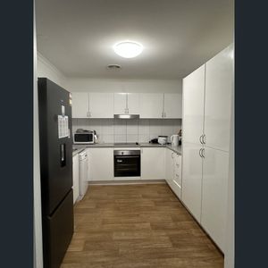 PRIVATE ROOM WITH AIR CONDITIONING - PERFECT FOR STUDENTS CLOSE TO QUT! - Photo 2